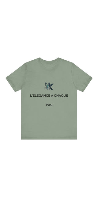 Elegant gray unisex t-shirt with minimalist butterfly design and French text "L'elegance a chaque pas" (Elegance with every step)