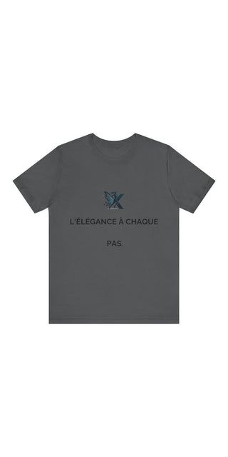 Charcoal gray unisex t-shirt featuring the text "L'elegance a chaque pas" (Elegance in every step) and a minimalist butterfly graphic design.