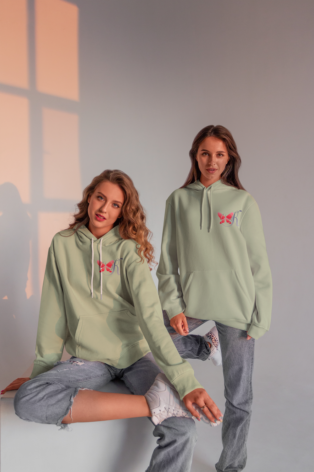 "Descubra la sudadera con capucha K-AROLE: materiales de primera calidad, ajuste relajado, colores versátiles"