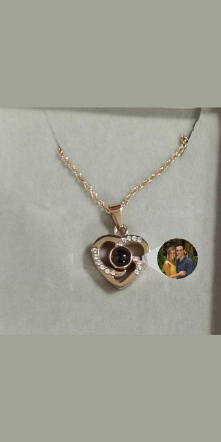 Elegant heart-shaped pendant necklace with customizable photo projection feature, a stylish accessory for the modern K-AROLE woman.