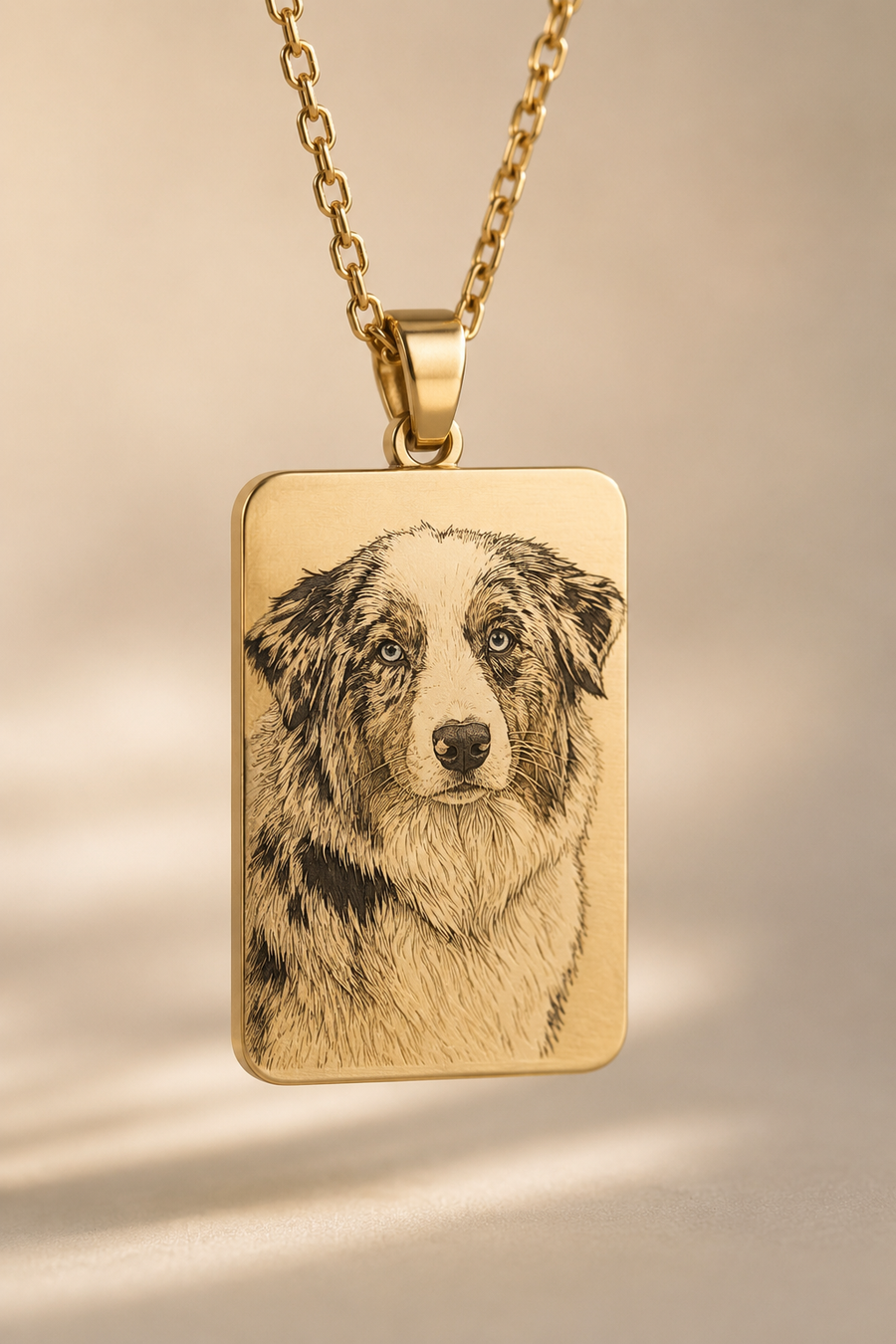 Pendentif photo gravée K-AROLE avec portrait d'un chien Berger Australien mérle, gravure fine sur plaque dorée