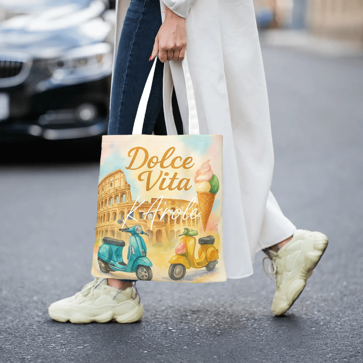Tote bag Dolce Vita avec Colisée de Rome, Vespa colorées et glace italienne – design aquarelle K-AROLE. dans la rue