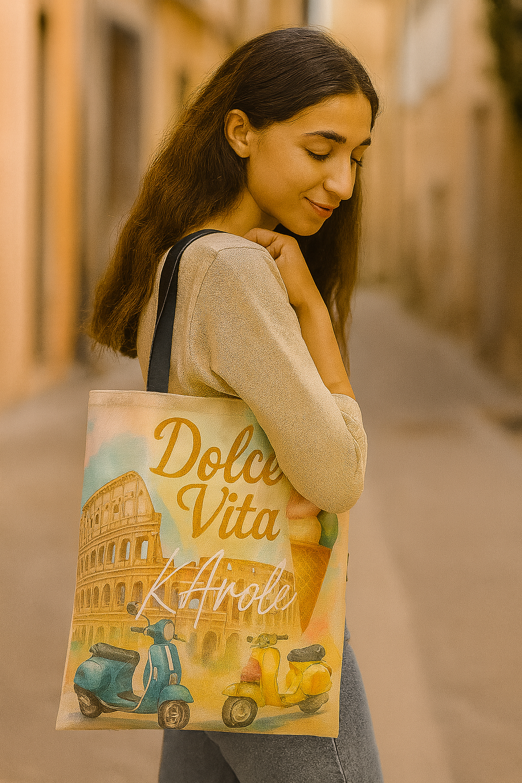 Femme portant le Tote bag Dolce Vita avec Colisée de Rome, Vespa colorées et glace italienne – design aquarelle K-AROLE.