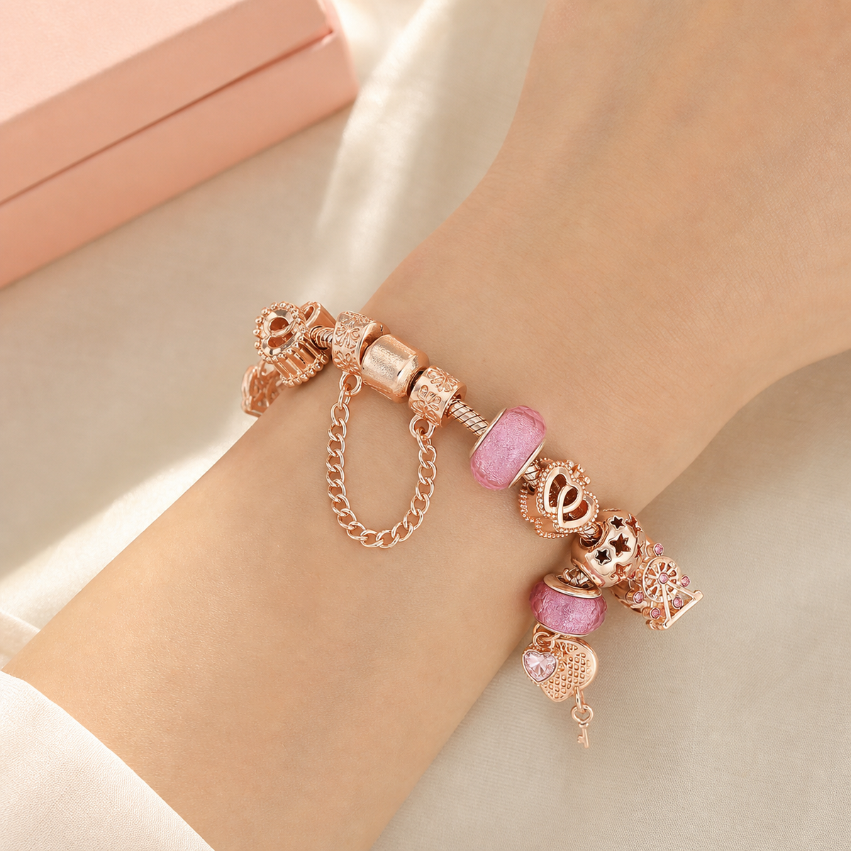 Bracelet à charms or rose porté au poignet