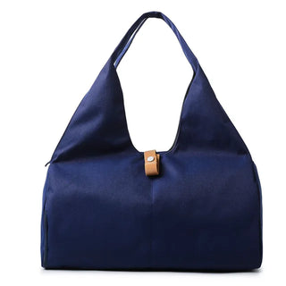 Elegant navy blue sports duffle bag with a leather accent. Versatile design suitable for yoga, swimming, and weekend travel. Features a spacious interior and convenient shoe pocket for fitness training.