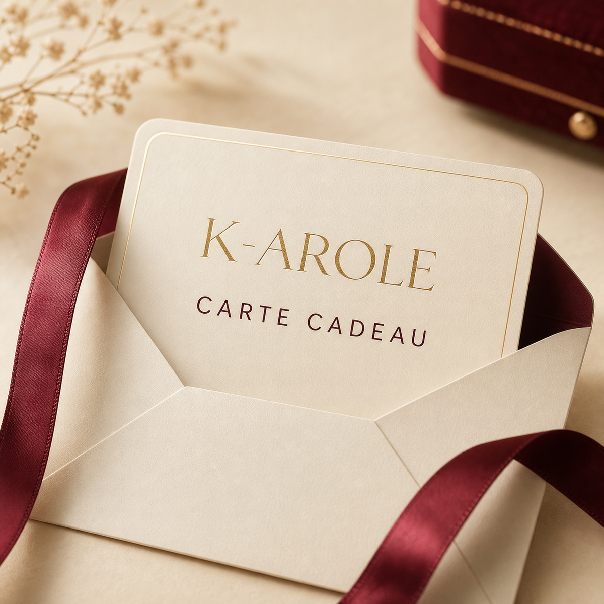Carte cadeau numérique K-AROLE dans une enveloppe ivoire