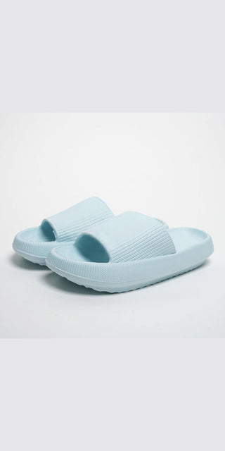 Step into serenity with K-AROLE™ light blue slippers. The soothing hue and luxurious comfort of these slippers will transport you to a state of relaxation and tranquility.
