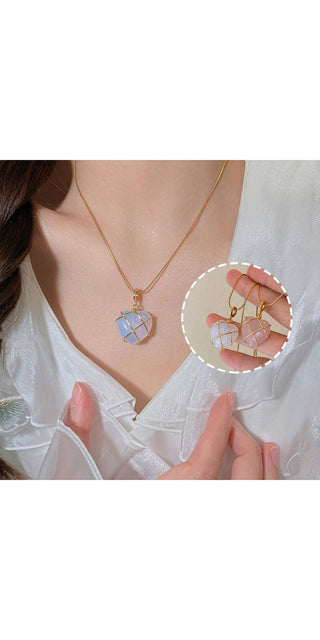 Whimsical Moonstone Necklace: Delicate pendant adorned with iridescent moonstone for chic, feminine style. Charming jewel showcased in close-up image.
