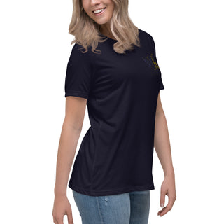 A smiling young woman in a relaxed black t-shirt from the K-AROLE fashion brand, showcasing a casual and comfortable women's clothing item.