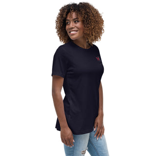 Smiling woman in a black relaxed t-shirt from the K-AROLE fashion brand