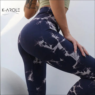 Stylish seamless yoga tights in dark pattern with K-AROLE branding